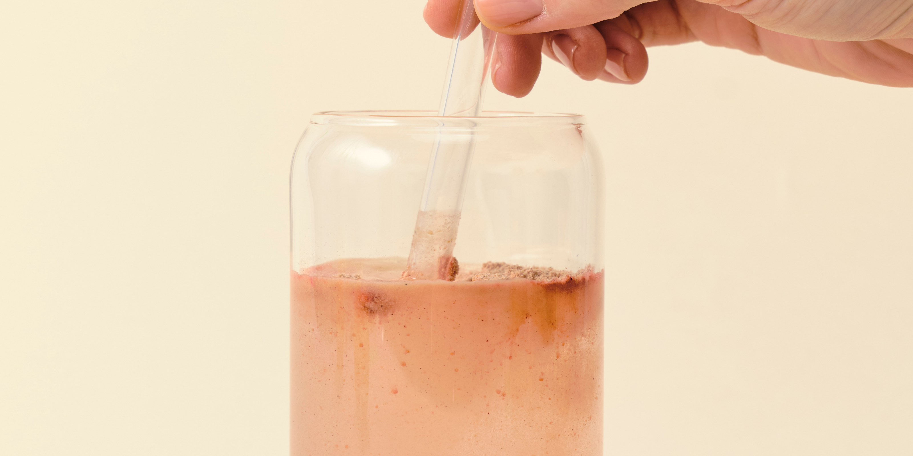 Vedi Boost Stoffwechsel-Drink mit Zitrone und Ingwer wird im Glas angerührt für morgendliche Energie