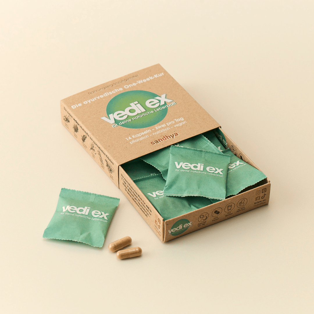 vedi ex One-Week-Leberkur Verpackung offen mit einzelnen Kapsel-Sachets für ayurvedische Leberpflege von sandhya