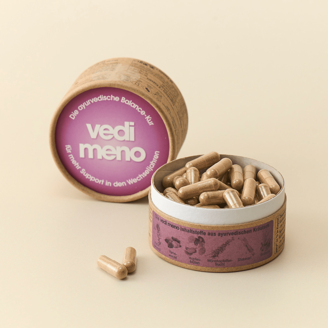 vedi meno ayurvedische Balance-Kur offene Dose mit Kapseln und Inhaltsstoffen für mehr Support in den Wechseljahren sandhya