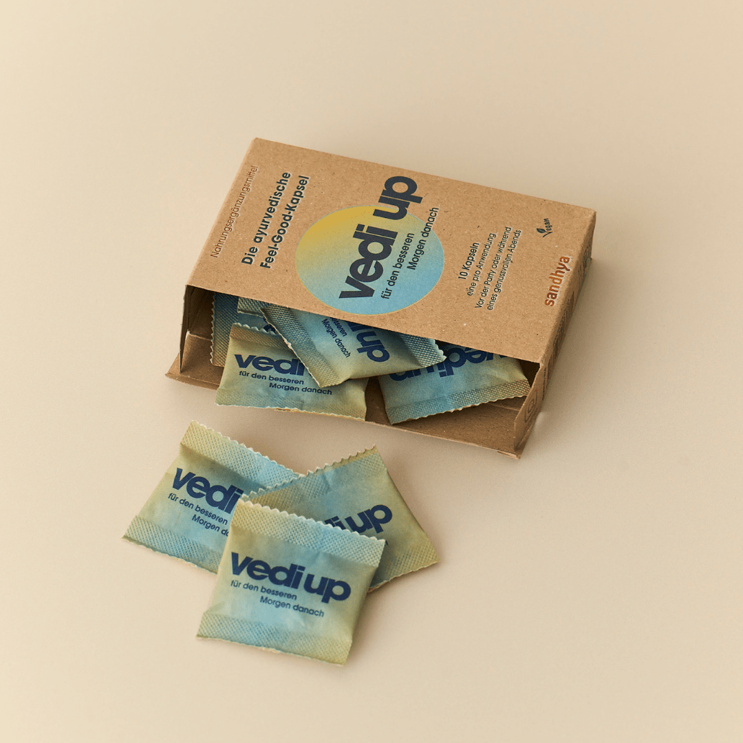 vedi up Feel-Good-Kapsel Verpackung offen mit Sachets für den besseren Morgen danach ayurvedisches Nahrungsergänzungsmittel