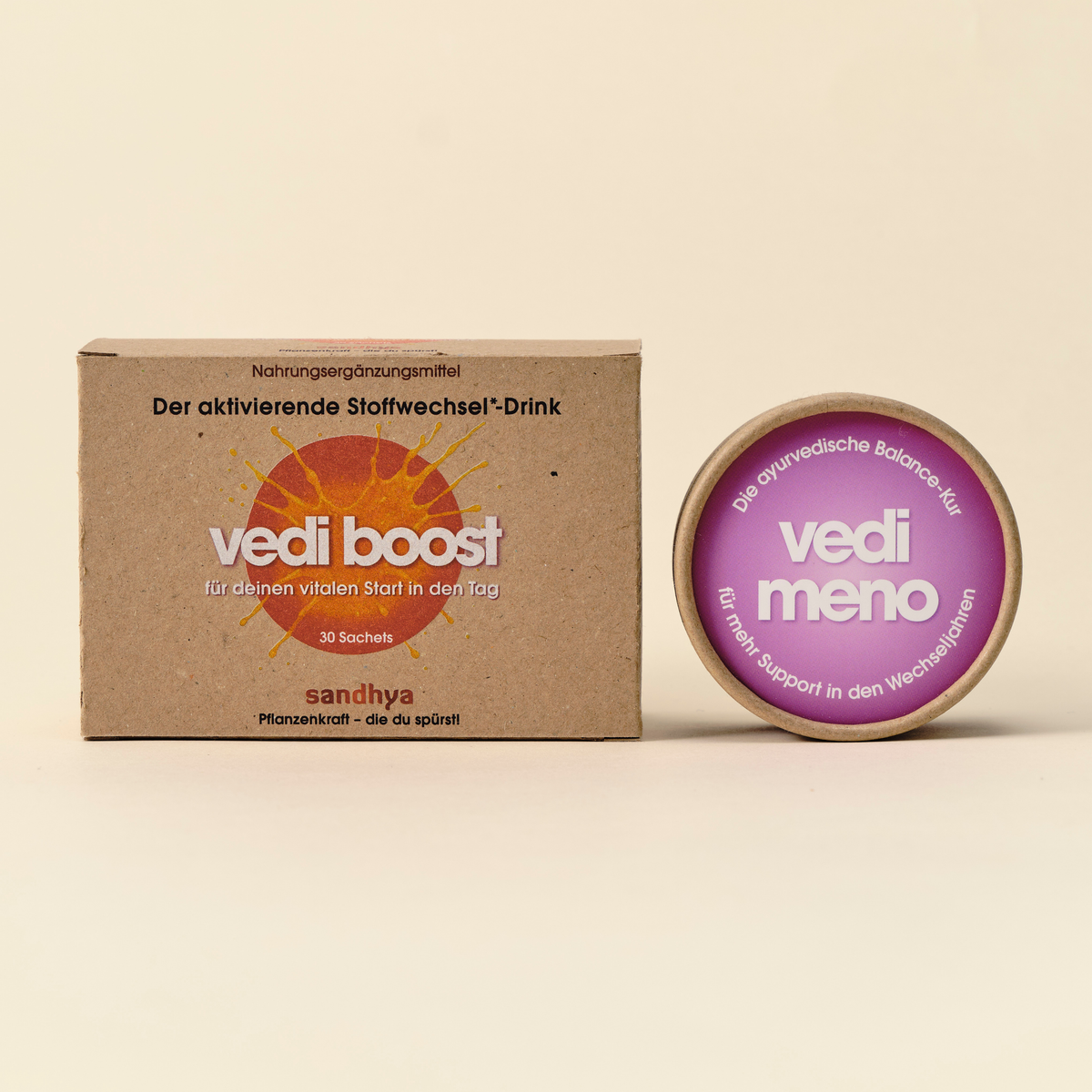 Meno Metabolism Set von Sandhya: vedi boost Box und vedi meno Kapseldose als Packshot auf beigem Hintergrund