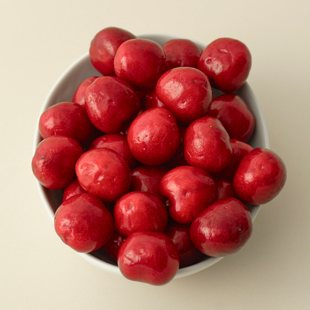 Frische Acerola-Kirschen in Schale als natürliche Vitamin-C-Quelle für Vedi Boost Stoffwechsel-Drink